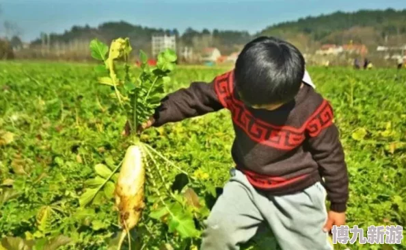 一小孩和妈妈摘萝卜(黄)，意外发现巨型萝卜引发全家惊叹，竟隐藏神秘惊喜！