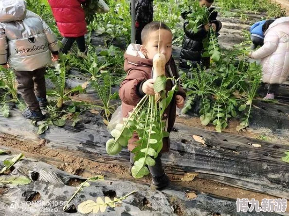 一小孩和妈妈摘萝卜(黄)，意外发现巨型萝卜引发全家惊叹，竟隐藏神秘惊喜！